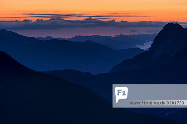 Zugspitze und Ammergauer Alpen im Morgenlicht  Berwang  Lechtal  Außerfern  Tirol  Österreich