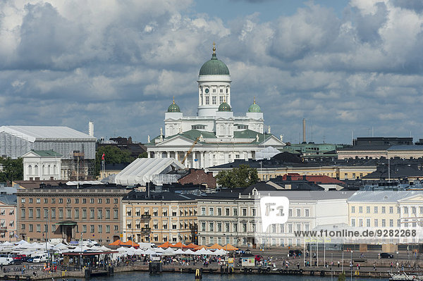 Dom von Helsinki über den Häusern am Hafen,  Katajanokka,  Helsinki,  Finnland