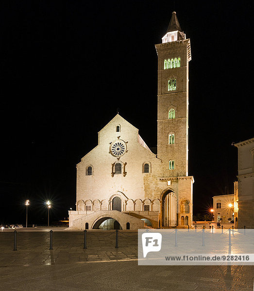 Nachtaufnahme  Kathedrale von Trani  11. Jh.  Trani  Apulien  Italien