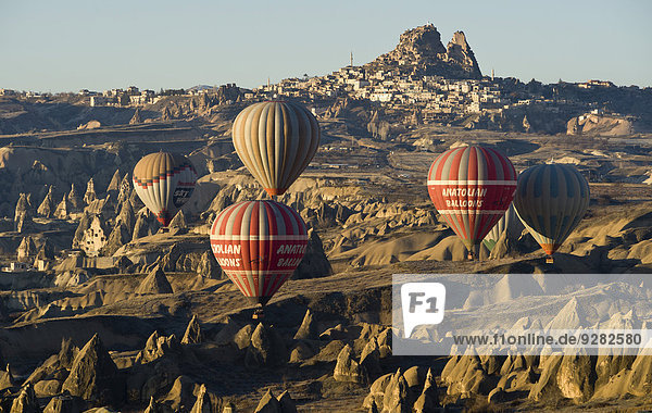 Heißluftballons vor der Burg von Uçhisar Erosionslandschaft Kappadokien Türkei
