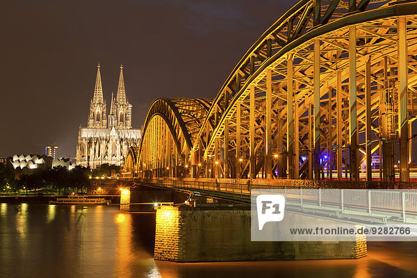 Kölner Dom mit Hohenzollernbrücke und Philharmonie  vorne Rhein  nachts  Köln  Nordrhein-Westfalen  Deutschland