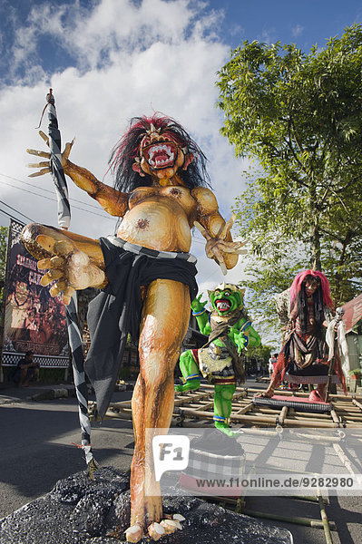 Ogoh-Ogoh Figuren für den Ngrupuk-Umzug vor der Nyepi oder balinesischen Neujahrfeier  Ubud  Bali  Indonesien