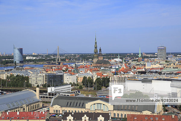 Altstadt mit St. Petrikirche und Dom St. Marien  Daugava mit Vansubrücke  vorne Markthallen  vom Hochhaus der Akademie der Wissenschaften  Riga  Lettland