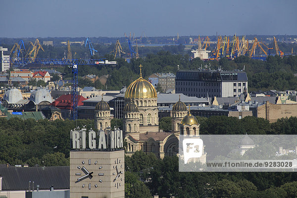 Russisch-orthodoxe Christi-Geburt-Kathdrale  Uhrturm des Hauptbahnhofs  Hafenkräne  vom Hochhaus der Akademie der Wissenschaften  Riga  Lettland