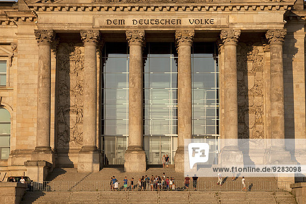 Eingang zum Reichstag  Berlin  Deutschland