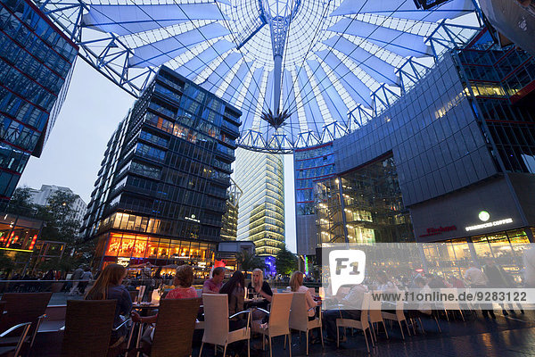 Die beleuchtete Kuppel und Restaurant im Forum des Sony Centers am Potsdamer Platz  Berlin  Deutschland