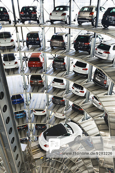 Autostadt der Volkswagen AG  in einem der beiden AutoTürme  Wolfsburg  Niedersachsen  Deutschland