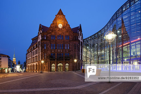 Altes Stadthaus mit der Berswordt-Halle in der Dämmerung  Dortmund  Ruhrgebiet  Nordrhein-Westfalen  Deutschland