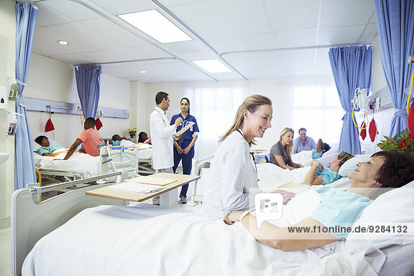 Ärzte  Krankenschwestern und Patienten im Krankenhauszimmer