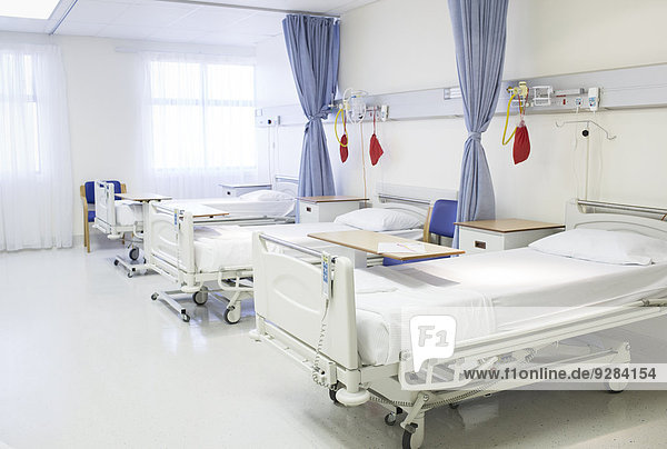 Leere Betten im Krankenhauszimmer