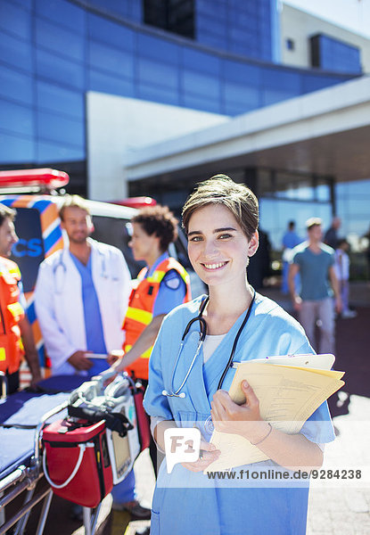 Krankenschwester lächelt vor dem Krankenhaus