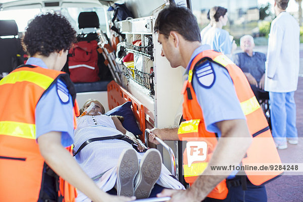 Rettungssanitäter untersuchen Patienten im Krankenwagen