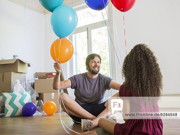 Vater und Tochter spielen mit Luftballons