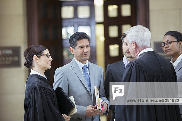 Richter und Anwälte sprechen im Gerichtsgebäude