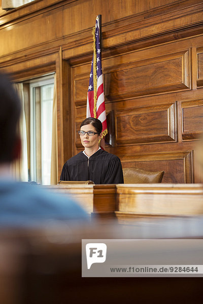 Richter auf der Richterbank vor Gericht