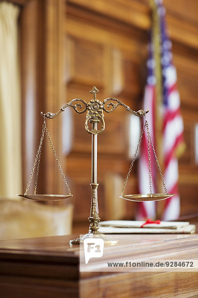 Skalen der Gerechtigkeit auf der Richterbank