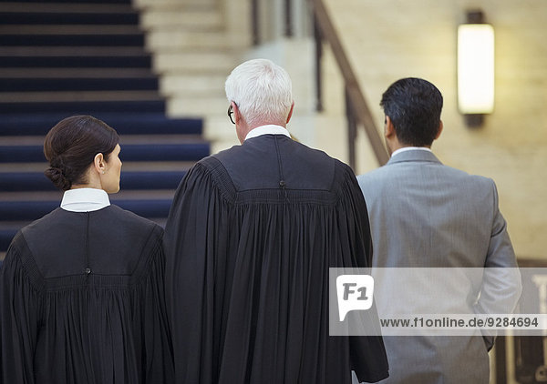 Richter und Anwalt gehen gemeinsam durchs Gerichtsgebäude