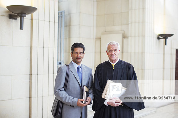 Richter und Anwalt zusammen im Gerichtsgebäude