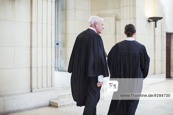 Richter gehen gemeinsam durch das Gerichtsgebäude