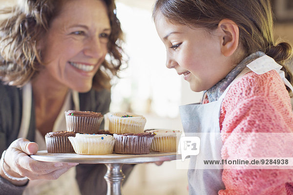 Großmutter bietet Enkelin Muffins an