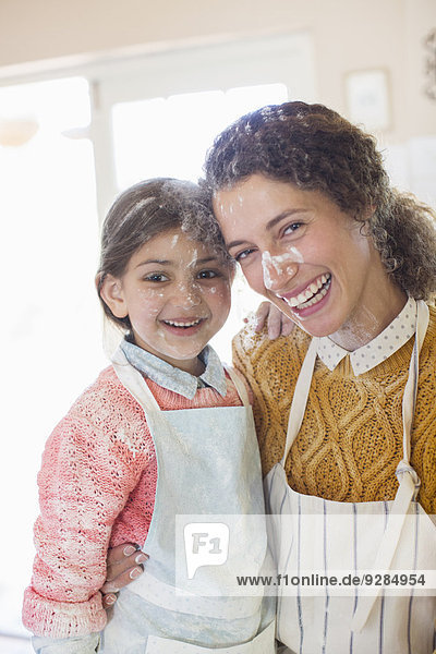 Mutter und Tochter spielen mit Mehl in der Küche