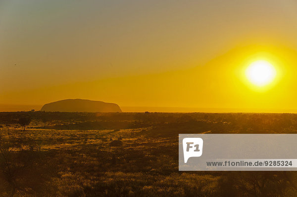 Sonnenaufgang über dem Uluru  Northern Territory  Australien