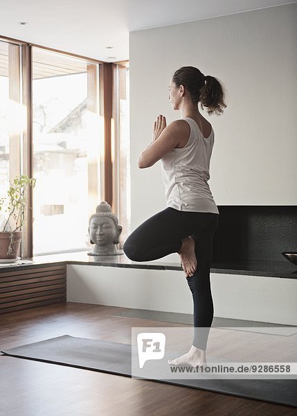Interior zu Hause Frau Yoga