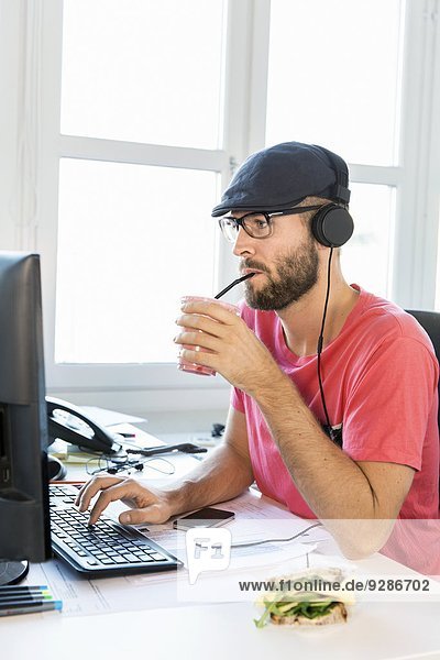 Mann arbeiten Büro Mittelpunkt Erwachsener