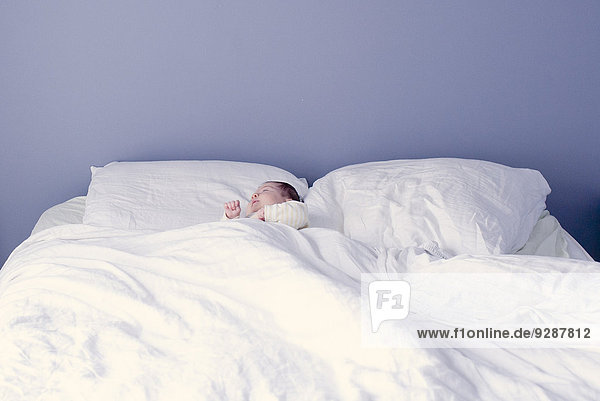 Neugeborenes Baby schläft im Bett