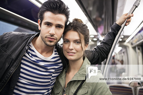 Paar in der U-Bahn zusammen  Portrait