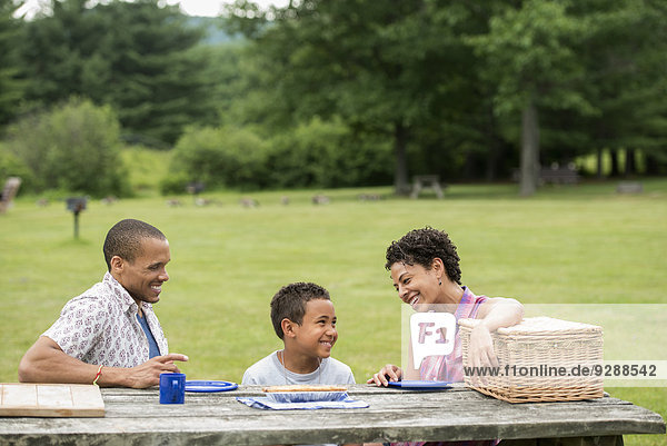 Familie macht im Sommer ein Picknick.