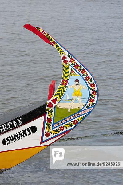 Traditionelles Moliceiro-Fischerboot mit hohem Bug  in lebhaften Farben und mit charakteristischen Mustern bemalt.