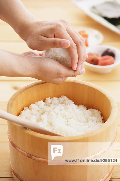 Frau Vorbereitung Reis Reiskorn jung japanisch