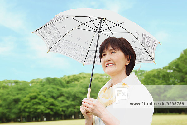 Senior Senioren Frau Sonnenschirm Schirm Erwachsener japanisch