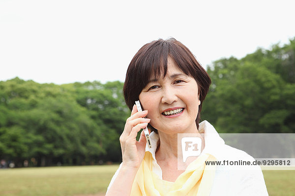 Senior Senioren Frau Erwachsener japanisch Smartphone