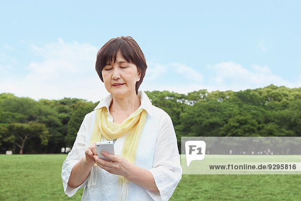 Senior Senioren Frau Erwachsener japanisch Smartphone