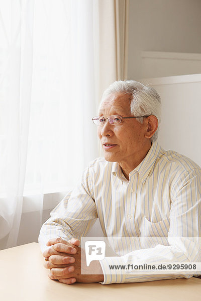 sitzend Senior Senioren Mann Erwachsener japanisch