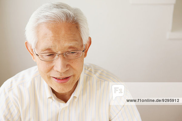 sitzend Senior Senioren Mann Erwachsener japanisch