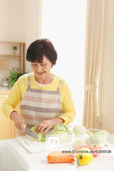 Senior Senioren kochen Frau Erwachsener japanisch