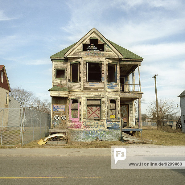 Ein heruntergekommenes,  verlassenes Haus mit Graffiti drauf,  Detroit,  Michigan,  USA