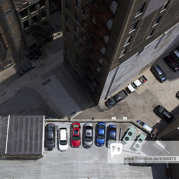 Hochwinkelansicht von Stadtgebäuden und geparkten Autos