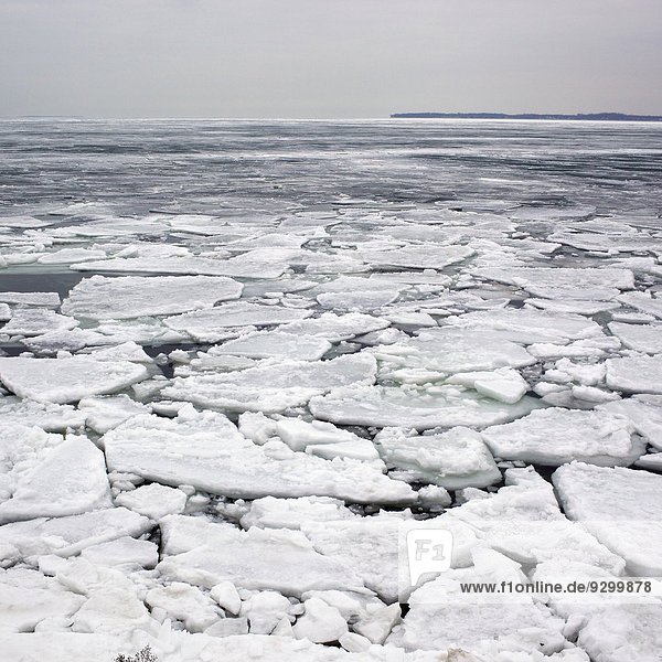 Gesprungenes Eis auf der Oberfläche eines Sees