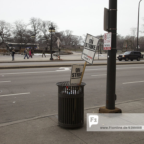 ON STRIKE Protestschilder in einer Mülltonne neben einer Straße