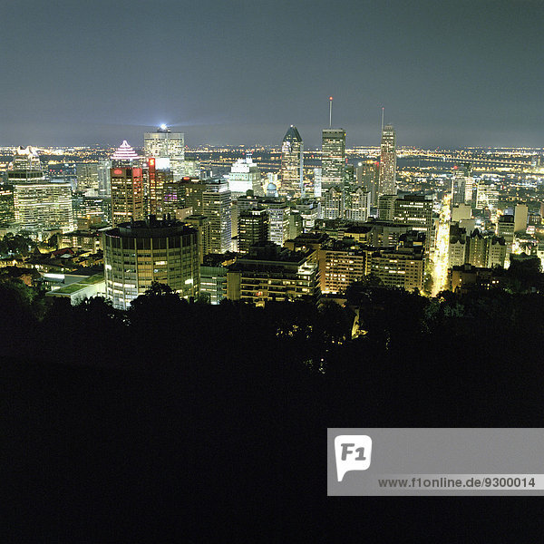 Beleuchtetes Stadtbild bei Nacht  Montreal  Kanada