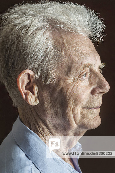 Profilaufnahme eines älteren Mannes über schwarzem Hintergrund