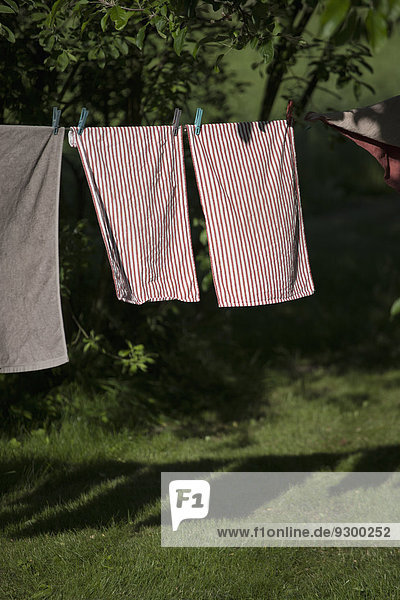 Handtücher hängen an der Wäscheleine auf dem Hof