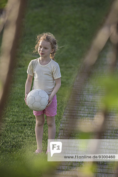 Mädchen mit Fußball im Park