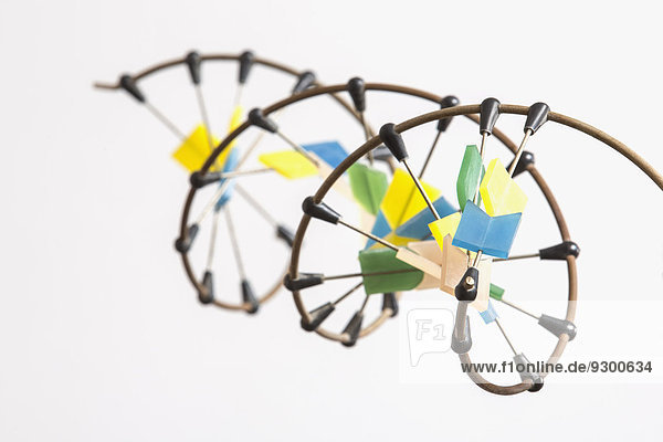 Hochwinkelansicht des DNA-Moleküls vor weißem Hintergrund