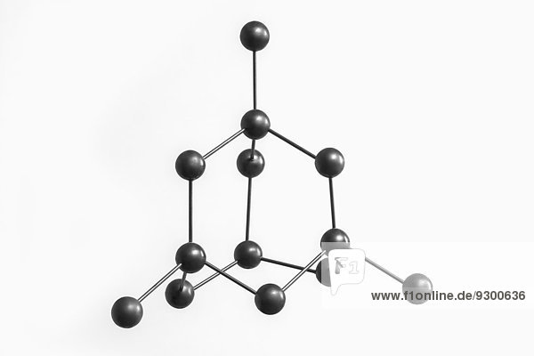 Schwarze Molekularstruktur vor weißem Hintergrund