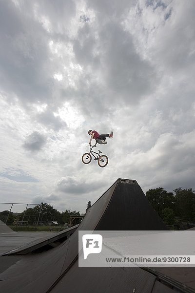 Ein BMX-Fahrer beim Stunt in der Luft